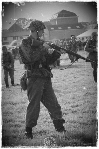 germansoldierwithrifle2.jpg