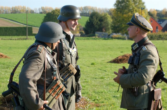 instructionsaregiventofeldgendarmen2.jpg
