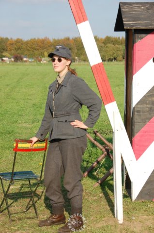 luftwaffehelferinatsecurityhut.jpg