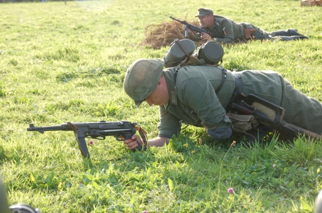 soldiersanduntersturmfhrerbothusingmp40.jpg