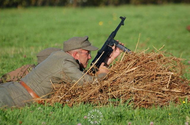 untersturmfhrerwithmp40.jpg