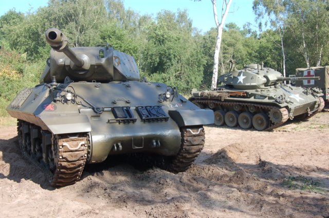 m10wolverineandm24chaffee.jpg