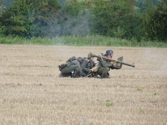 germansoldierwithpanzerschreck.jpg