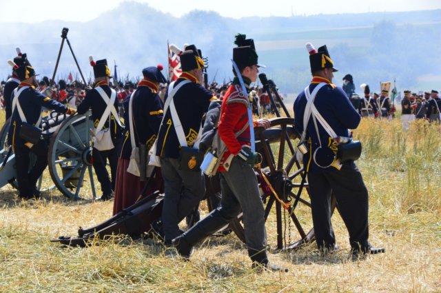 twobritishcanonswithaninfantryofficer.jpg