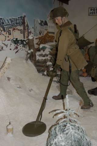 ussoldierwithminesdetector.jpg