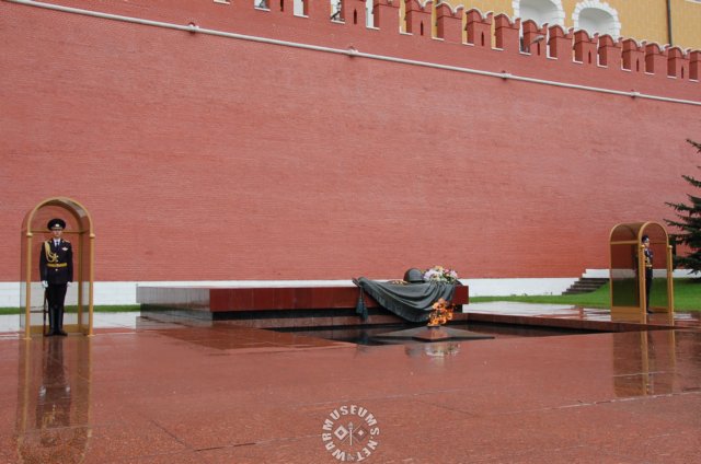 ww2memorialredsquare.jpg