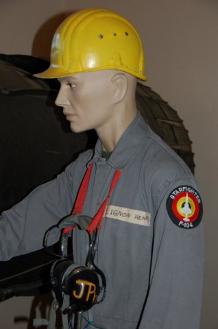 enginetechnicianwithf104badge.jpg