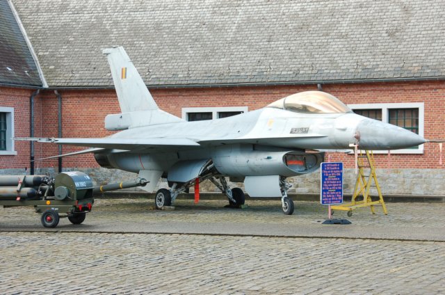 f16arightfrontview.jpg