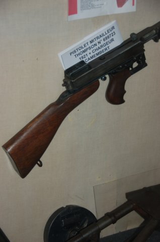 thompsonsubmachinegunwithcamembertcharger.jpg